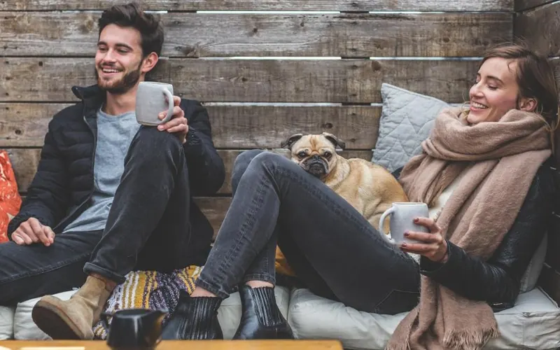 Casal com café
