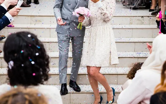 Casal sorrindo em destaque