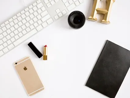 Celular e computador no escritório