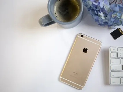 Celular e computador no escritório