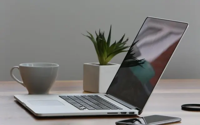 Celular e notebook no escritório