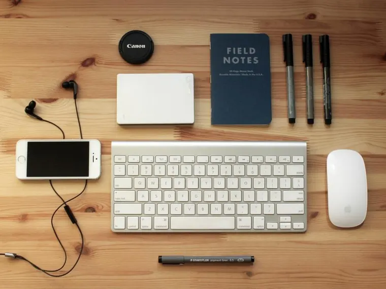 Celular e teclado sobre a mesa
