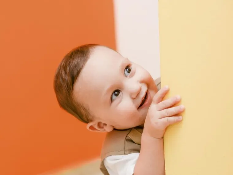 Criança sorrindo em destaque