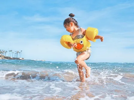 Criança sorrindo na praia