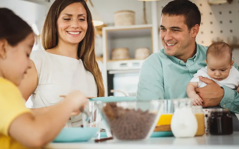 Família sorrindo na cozinha