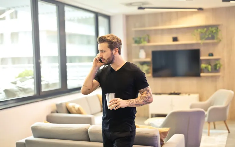 Homem com celular no escritório