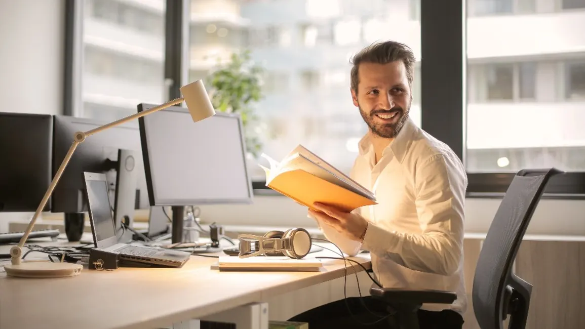 Homem com computador no escritório