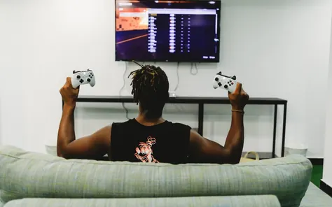 Homem com televisão e computador na sala