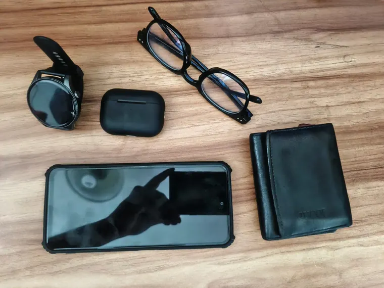 Mãos com celular e relógio