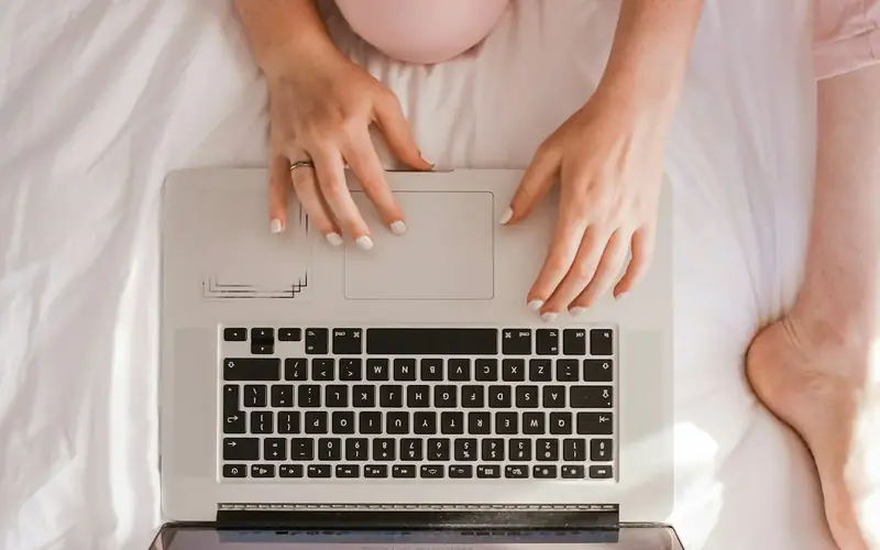 Mãos digitando em um notebook