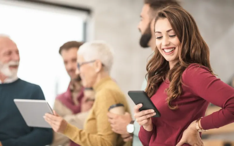 Mulher com celular no escritório