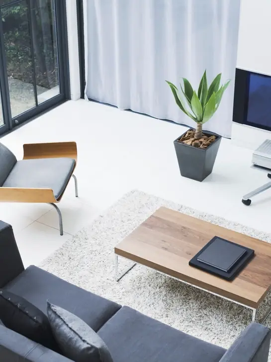 Sala moderna com televisão e poltronas