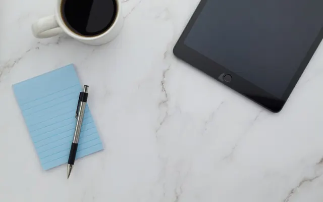 Tablet e café no escritório