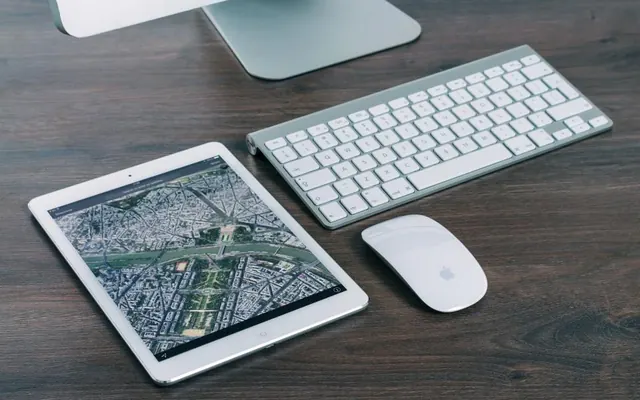 Tablet e computador no escritório