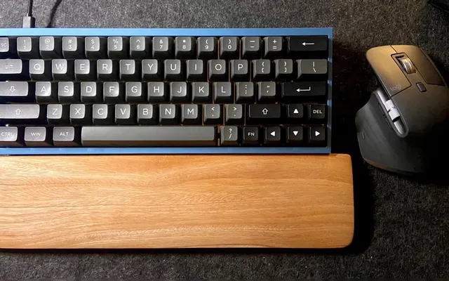Teclado sobre a mesa