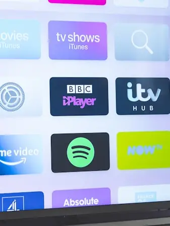 Tela de televisão com vários aplicativos de streaming
